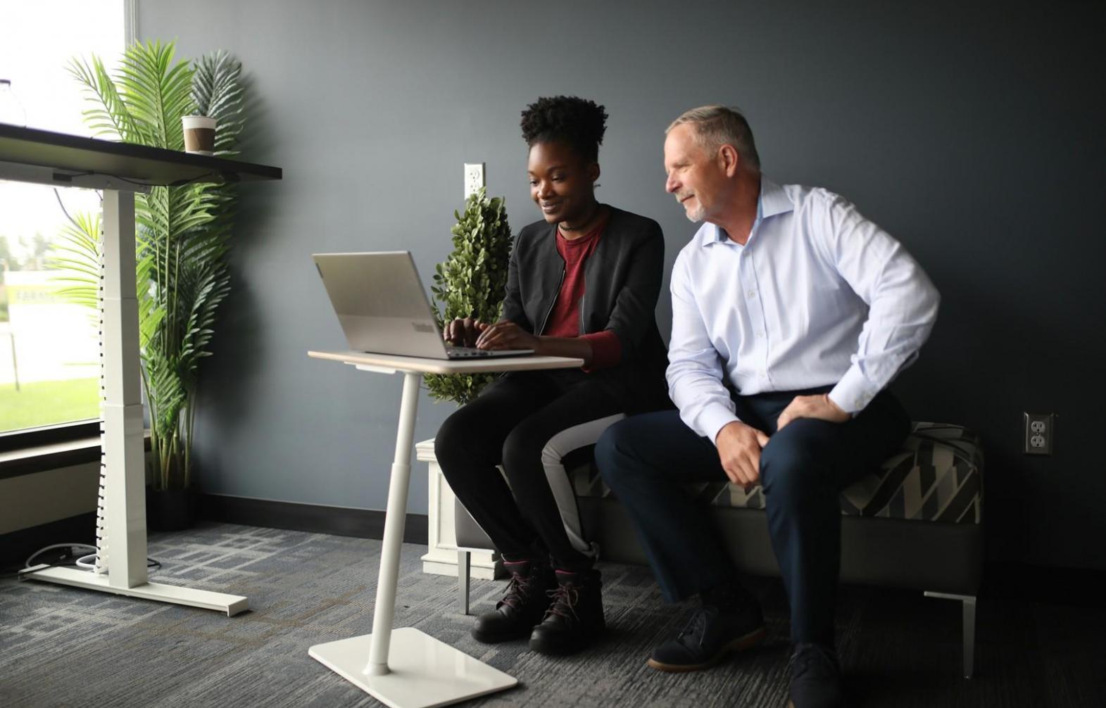 Asesor financiero trabajando en análisis personalizado de inversiones para clientes