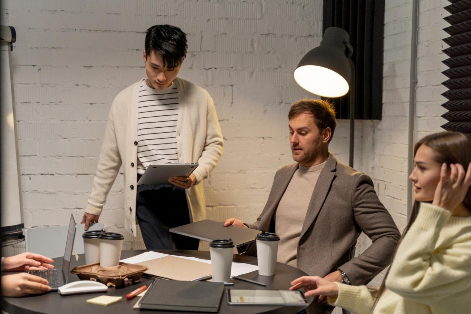 Estudiantes analizando gráficos financieros en sesión de formación