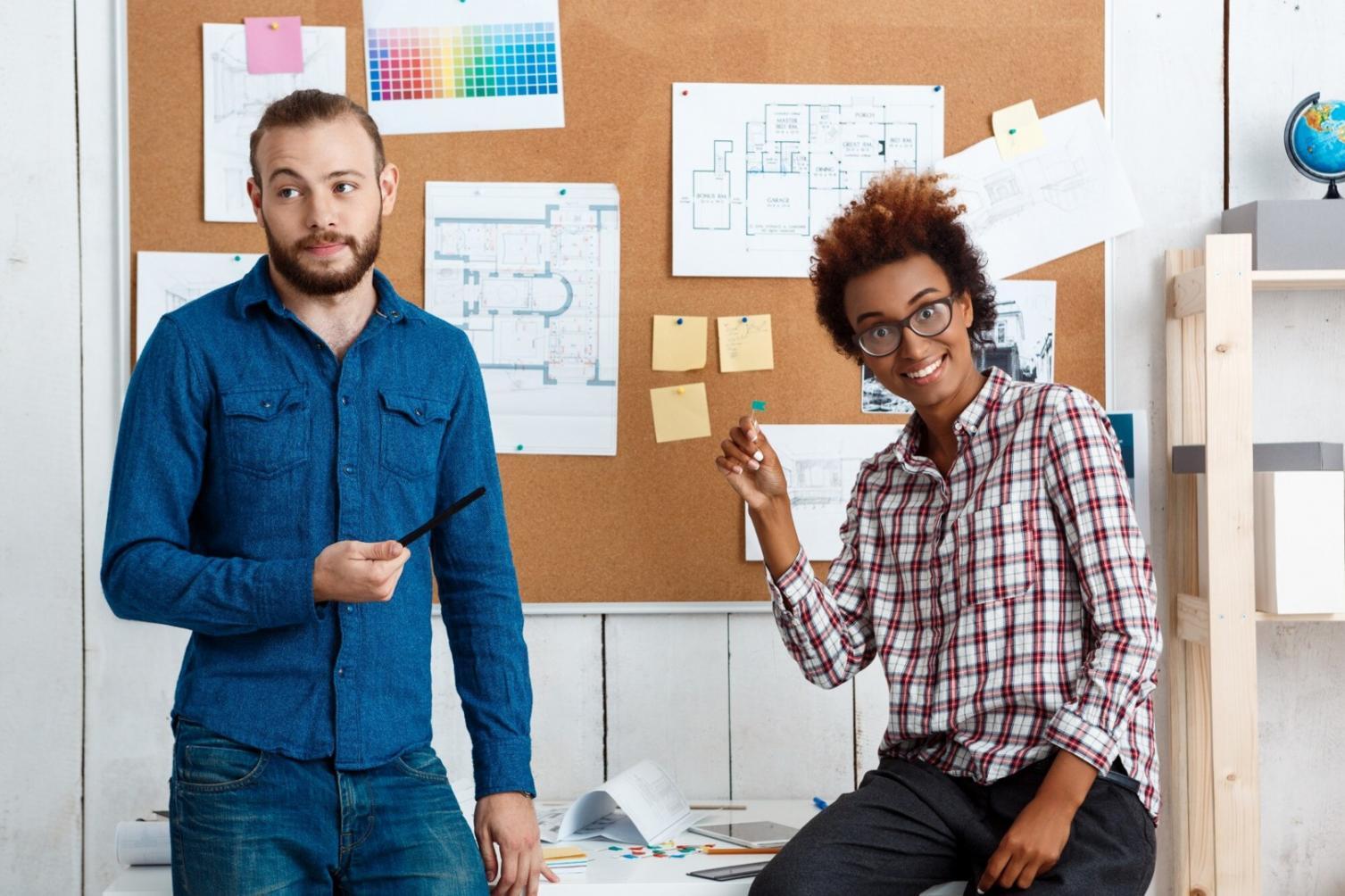 Espacio de trabajo organizado con documentos financieros, calculadora y gráficos de análisis de mercado